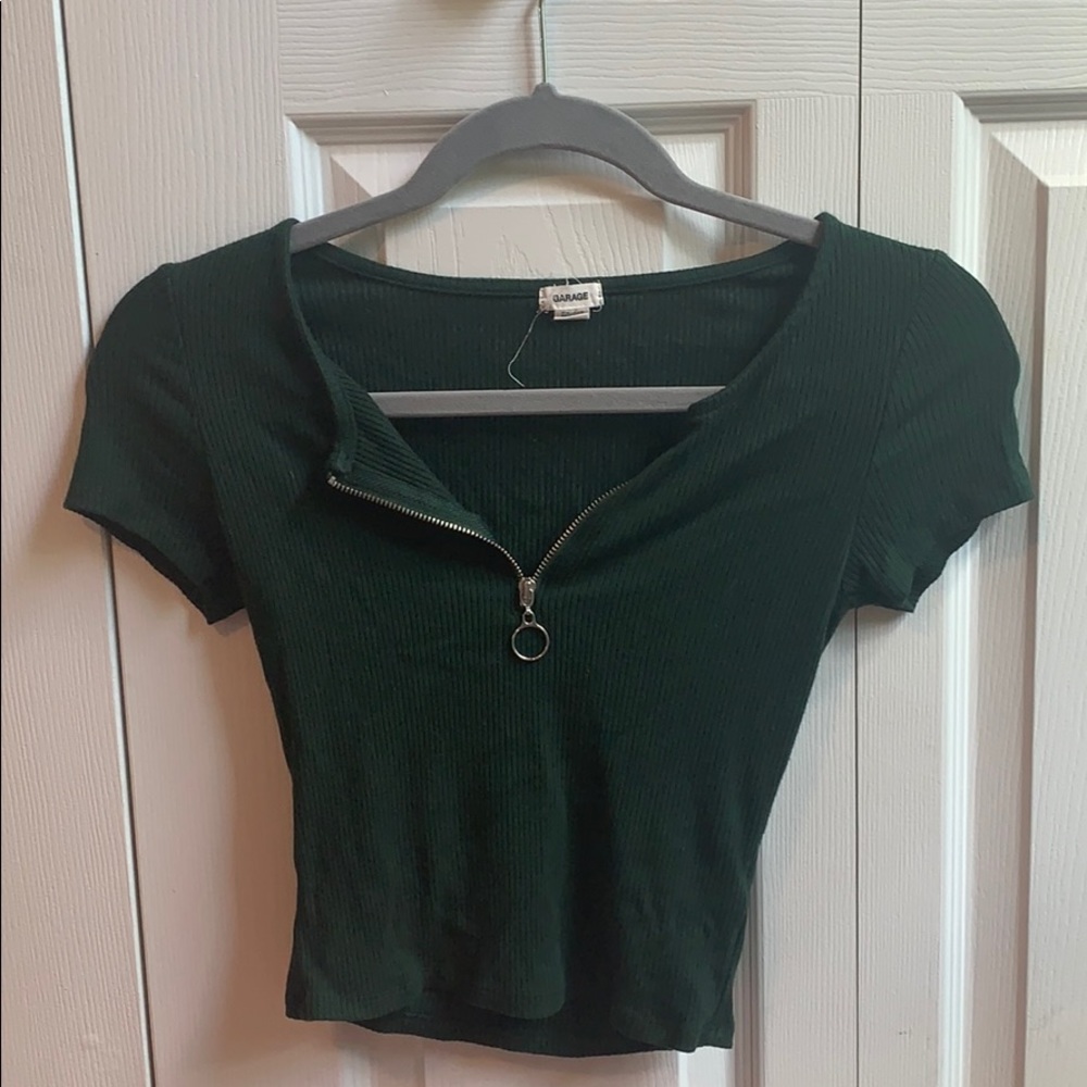 Short sleeve top.